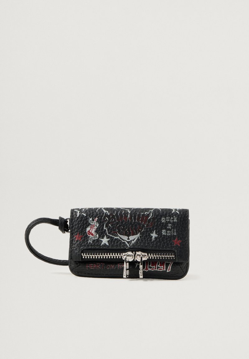 Monedero de cuero negro con cremallera plateada, con diseños gráficos en rojo y blanco, estrellas y texto. Forma rectangular compacta con asa.