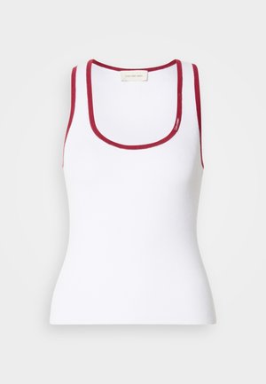 Bijeli prilagođeni top bez rukava od rebrastog materijala, s okruglim izrezom i crvenim detaljima uz rubove. Uključeni detalji s Calvin Klein logom.
