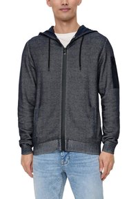 Dunkelgrauer Reißverschluss-Hoodie mit Kapuze, strukturierter Stoff, Seitentaschen und gerippten Bündchen und Saum. Merkmale schwarze Akzente an den Ärmeln.