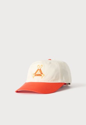 Casquette de baseball blanche et orange avec des clubs de golf croisés et "Cuban Links Golf Club" brodé en jaune sur le devant.