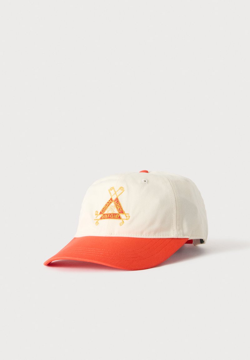 Casquette de baseball blanche et orange avec des clubs de golf croisés et "Cuban Links Golf Club" brodé en jaune sur le devant.