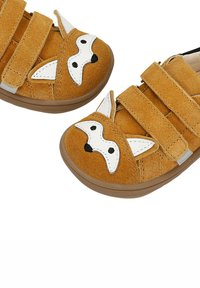 Scarpe per bambini in suede marrone con tre cinturini in velcro, design a faccia di volpe con orecchie bianche e naso nero, suola in gomma per stabilità.