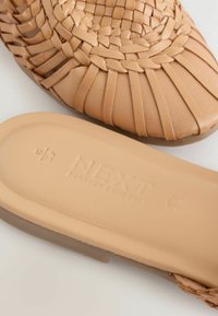 Sandale en cuir tissé beige avec un design texturé ; comprend une semelle rembourrée beige embossée avec "NEXT Forever Comfort."