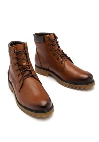 Brązowe skórzane botki za kostkę z tłoczoną powierzchnią, sznurowanym zamknięciem, wyściełanym kołnierzem, gumową podeszwą i okrągłym noskiem. Zawierają metalowe oczka na sznurówki.