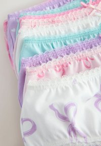 Virnade pastelltoonides naiste aluspüksid pitsilise servaga, millel on pehmed mustrid roosa, lilla, sinise ja valge toonides.