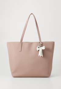 Sac fourre-tout rose avec une finition lisse et mate. Dispose de deux poignées robustes et d'un porte-clés décoratif avec un nœud blanc et des accents argentés.