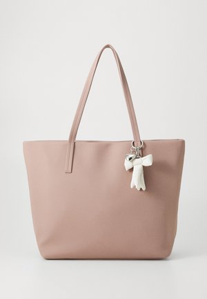 Roze draagtas met een gladde, matte afwerking. Voorzien van twee stevige handvatten en een decoratieve sleutelhanger met een witte strik en zilveren accenten.