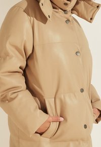 Guess Vinterfrakke - beige