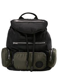 Sac à dos en nylon noir avec un cordon de serrage, deux poches avant zippées, des poches latérales en tissu vert et une poignée supérieure pour le transport.