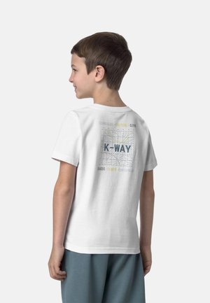 T-shirt in cotone bianco con un design grafico sul retro con la scritta "K-WAY" e testo colorato, maniche corte e colletto tondo.