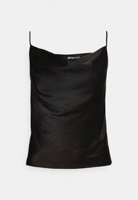 Černá saténová košilka s tenkými ramínky, která má mírně zavinutý design a hladkou texturu, označená "ginatricot" na výstřihu.