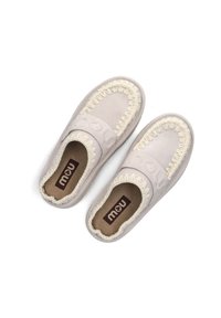 Mou instap schoenen, lichtbeige suede, met crèmekleurige stiksel en een gestructureerde zool. Kenmerkt een logo op de elastische band en een gevoerde inlegzool.
