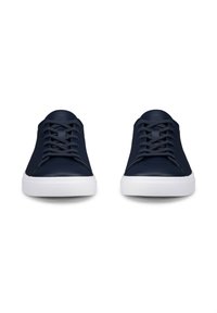 Paar marineblaue Low-Top-Sneaker mit weißen Sohlen, Vorderansicht, zeigt Schnürsenkel und glattes Obermaterial auf weißem Hintergrund.