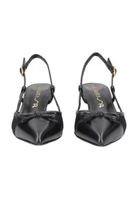 Zapatos negros de tacón tipo slingback con puntera afilada, elaborados con materiales de cuero y malla, que cuentan con un adorno en forma de lazo y un detalle de hebilla.