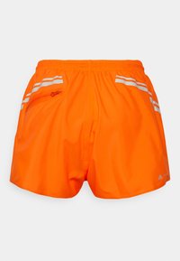 Shorts atletici arancioni brillanti con cintura elastica, strisce riflettenti doppie e tasca con zip sul retro.