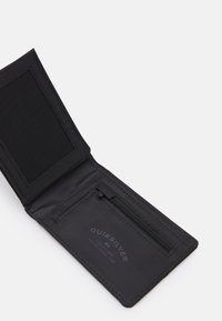 Portafoglio nero con più scomparti, realizzato in tessuto. Dotato di una tasca con zip, slot per carte e logo in rilievo all'interno.