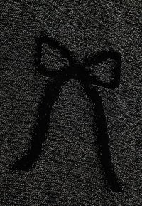 Czarna tkanina o teksturowanym splocie z wyszywanym czarnym wzorem kokardy. Kokarda ma wyraźny kontur i ozdobne akcenty w postaci wstążek.