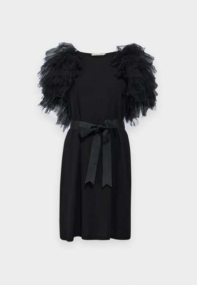 Melna kleita ar īsām piedurknēm, izgatavota no tilla krokām, ar apaļu kakla izgriezumu, sasietu jostu viduklī un brīvu piegriezumu, ar taisnu siluetu.