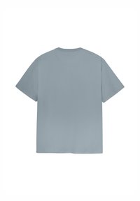 Lyseblå kortærmet t-shirt med rund hals, blød tekstur og lige snit. Ingen synlige mønstre eller hardwaredetaljer.