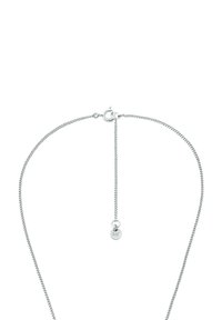 Srebrny naszyjnik łańcuszkowy o delikatnym splocie, z okrągłym charms'em z literami "MK" jako wyróżniającym się detalem.