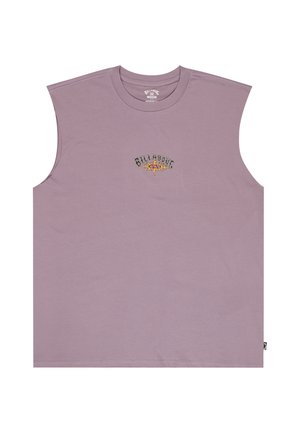 Μπλουζάκι χωρίς μανίκια σε μωβ απόχρωση με στρογγυλή λαιμόκοψη και μικρό κεντρικό λογότυπο Billabong με σχέδιο φλόγας στο στήθος.