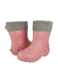 Bottes en caoutchouc roses avec un revers ribbé gris, surface supérieure texturée et semelle à motifs pour une meilleure adhérence.