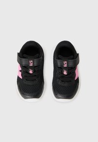 Baskets pour tout-petits noires et roses avec des semelles blanches, des bandes Velcro et le numéro "578" imprimé en rose sur la bande avant.