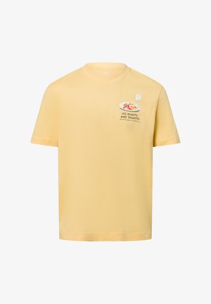 Gelbes Baumwoll-T-Shirt mit einem Grafikdruck eines Tellers Spaghetti und einem Glas, versehen mit dem Text "WENIGER BEDAUERN - MEHR SPAGHETTI" auf der Brust.