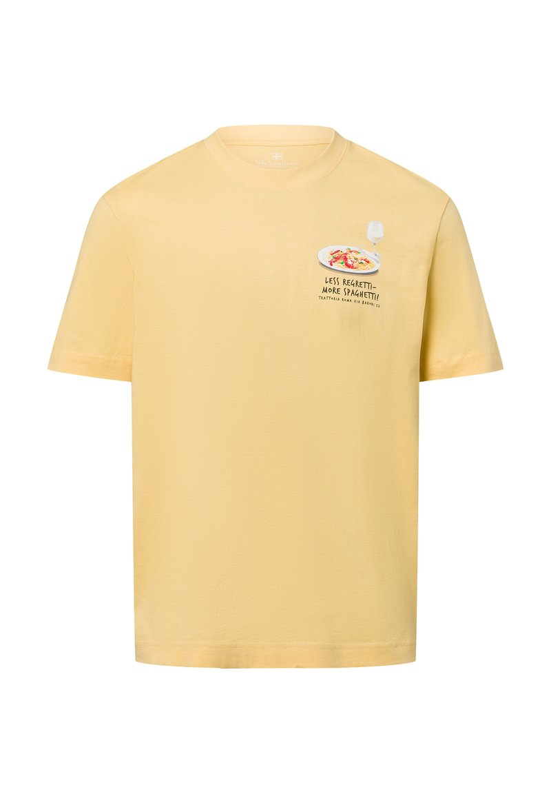 Gelbes Baumwoll-T-Shirt mit einem Grafikdruck eines Tellers Spaghetti und einem Glas, versehen mit dem Text "WENIGER BEDAUERN - MEHR SPAGHETTI" auf der Brust.