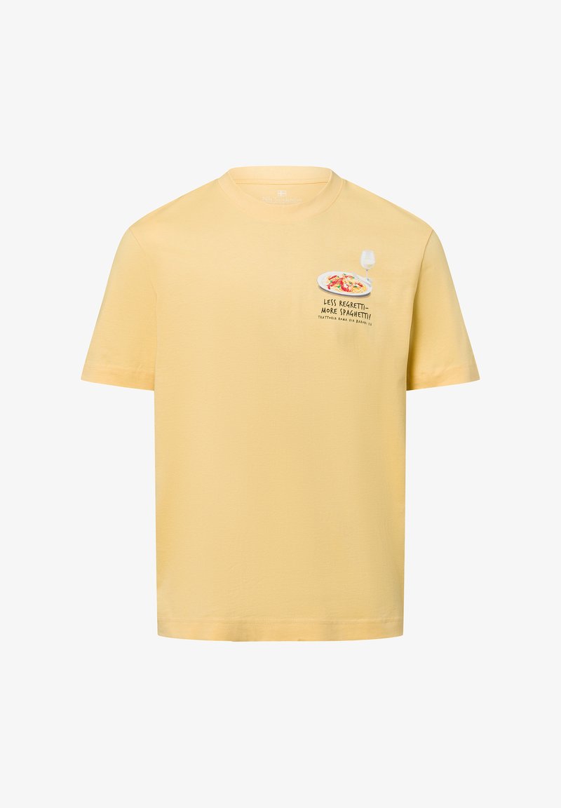 Gelbes Baumwoll-T-Shirt mit einem Grafikdruck eines Tellers Spaghetti und einem Glas, versehen mit dem Text "WENIGER BEDAUERN - MEHR SPAGHETTI" auf der Brust.