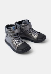 Silverfärgade metalliska hög-top sneakers med svarta gummitåhättor, grå snören och justerbara Velcro-remmar för en säker passform. Texturerad sula för bra grepp.