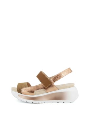 Sandalo con zeppa suola bianca, cinturini in pelle marrone e oro rosa metallizzato, chiusura regolabile a strappo e sottopiede imbottito.