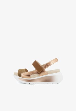 Sandalo con zeppa suola bianca, cinturini in pelle marrone e oro rosa metallizzato, chiusura regolabile a strappo e sottopiede imbottito.