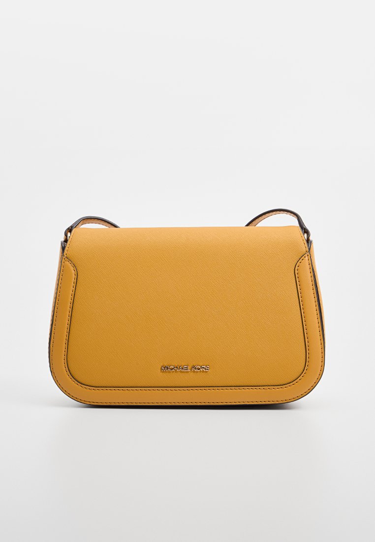 Gelbe synthetische Umhängetasche mit glatter Textur, rechteckiger Form, gesteppten Details und einem metallischen Logo auf der Vorderseite.