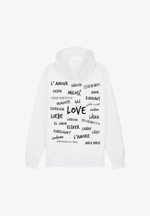 Biela mikina s kapucňou na šnúrku, na ktorej sú v čiernom texte zobrazené rôzne preklady slova "láska" v rôznych písmach a usporiadaniach.