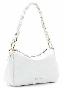 Sac à bandoulière en cuir blanc avec sangle tressée, ferrures dorées, fermeture éclair et logo « SURI FREY » sur le devant.