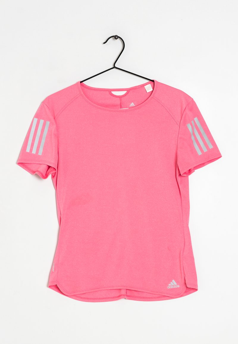 T-shirt de sport rose à manches courtes, col rond et trois rayures argentées sur la manche gauche ; texture lisse ; logo de la marque en bas.