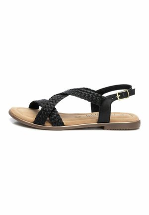 Sandalias de tiras tejidas negras con suela plana, que cuentan con un upper texturizado y detalle de hebilla. La plantilla es de color marrón claro, con un acabado suave.