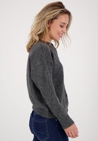 JE M'APPELLE MARA - Vest - grijs