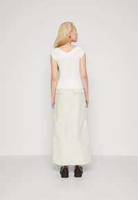 BDG Urban Outfitters SHANNEN V NECK - Jednoduché tričko - white