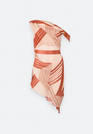 Robe courte bustier avec ourlet asymétrique, avec une base pêche claire et des rayures géométriques abstraites couleur rouille.