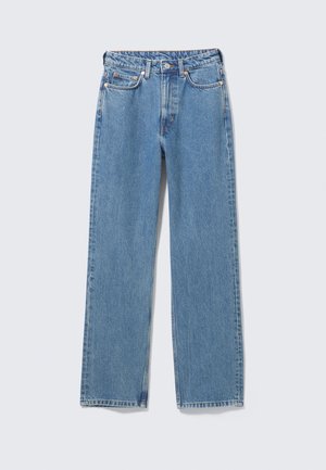 Blå, høj-taljede, straight-leg denimjeans med frontknap, lynlås, bæltestropper og fem-lommer design på en ensartet lys baggrund.