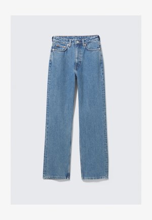 Jean en denim bleu à taille haute, coupe droite, avec bouton avant, fermeture éclair, passants pour ceinture et design à cinq poches sur un fond clair uni.