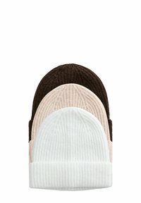 Tre strikkede huer stablet oven på hinanden i brun, fersken og hvid farve. Den ribstrikkede tekstur er synlig på hver hat, hvilket viser et blødt og hyggeligt design.