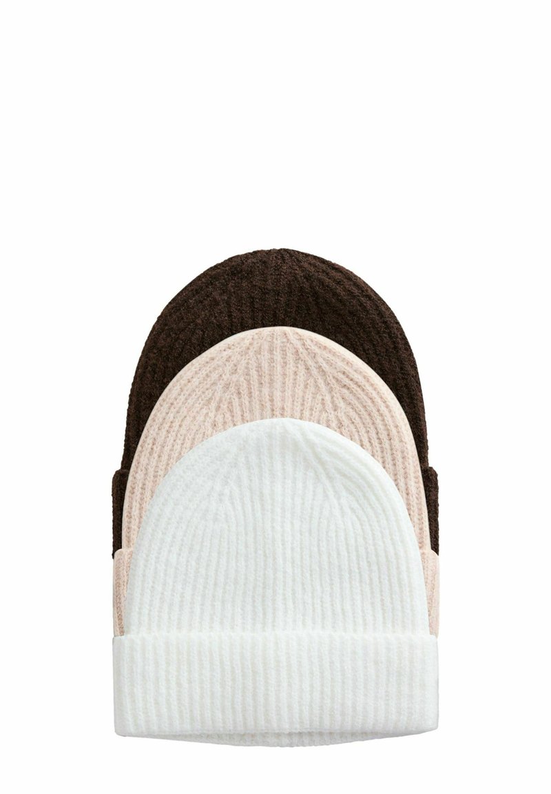 Tre strikkede huer stablet oven på hinanden i brun, fersken og hvid farve. Den ribstrikkede tekstur er synlig på hver hat, hvilket viser et blødt og hyggeligt design.