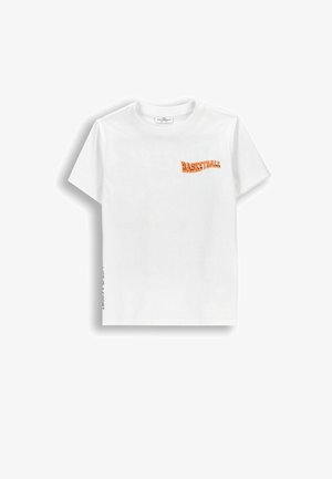 Biały t-shirt z krótkim rękawem z pomarańczowym napisem „BASKETBALL” na górnej lewej części klatki piersiowej oraz małym czarnym pionowym napisem po lewej stronie.