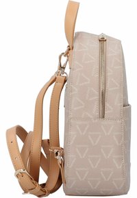 Mochila de cuero vegano rosa claro con patrón de logotipo en relieve, cierre de cremallera, correas de hombro ajustables y detalle de bolsillo lateral.