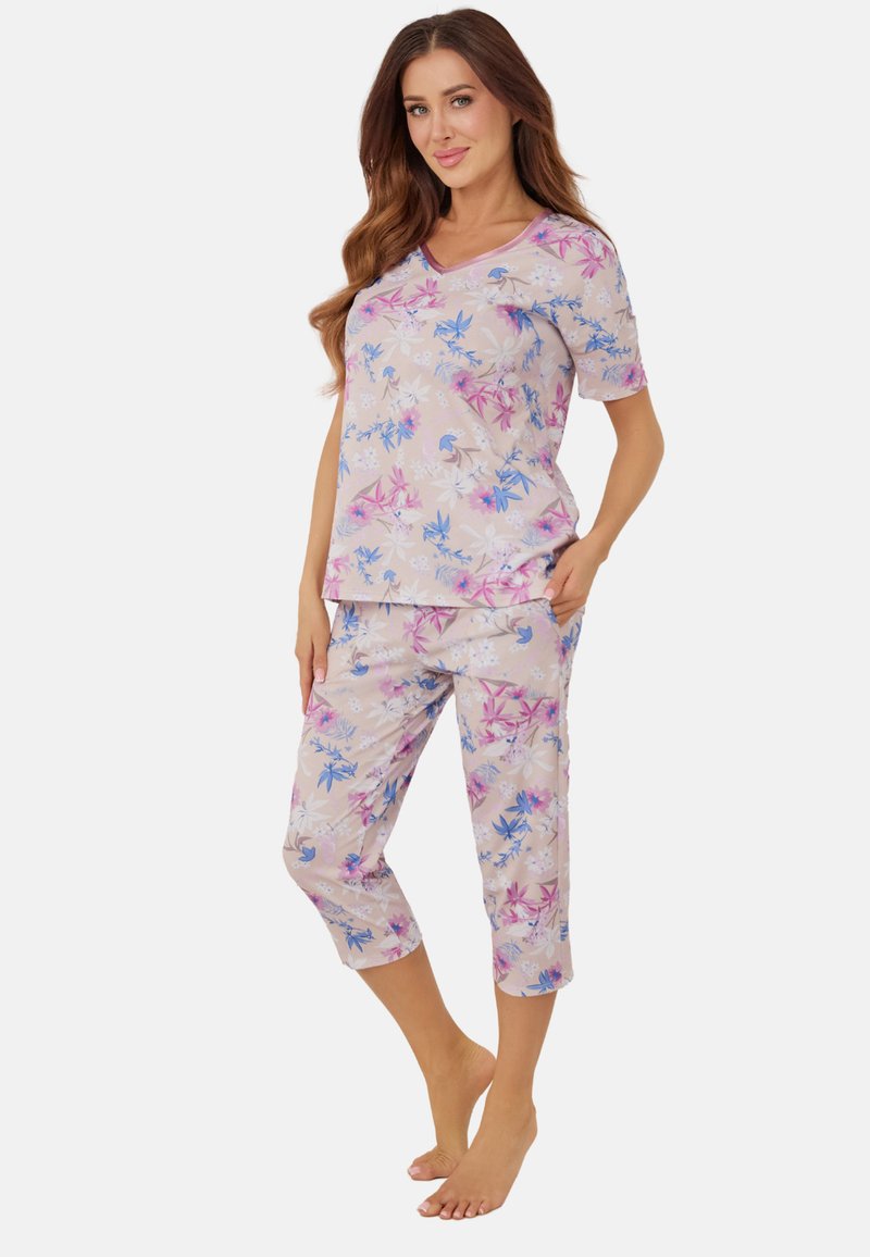 Lekki zestaw loungewear z kwiatowym wzorem, składający się z krótkiego rękawa bluzki w serek i spodni capri. Posiada różowe i niebieskie kwiatowe wzory na miękkim beżowym tle.