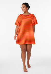 Short-sleeve dress in red and orange horizontal stripes, made of soft fabric, featuring a crew neck and a loose, relaxed fit.