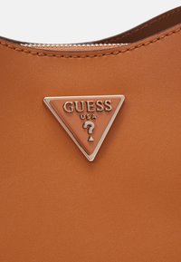 Guess SORA GIRLFRIEND CARRYALL - Handtas - cognac